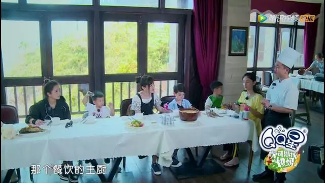 蔡少芬給兩個女兒喂食,不用筷子卻用剪刀,暴露媽媽們背後的心酸