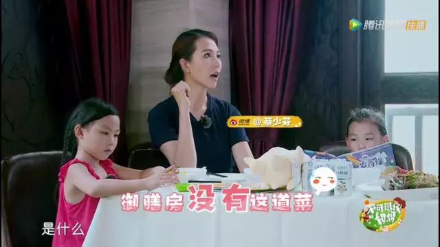 蔡少芬給兩個女兒喂食,不用筷子卻用剪刀,暴露媽媽們背後的心酸