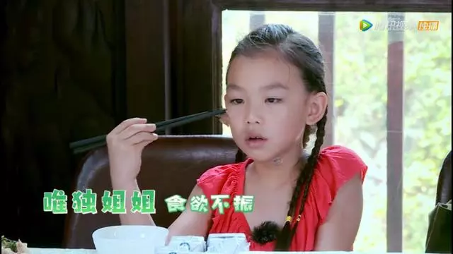 蔡少芬給兩個女兒喂食,不用筷子卻用剪刀,暴露媽媽們背後的心酸