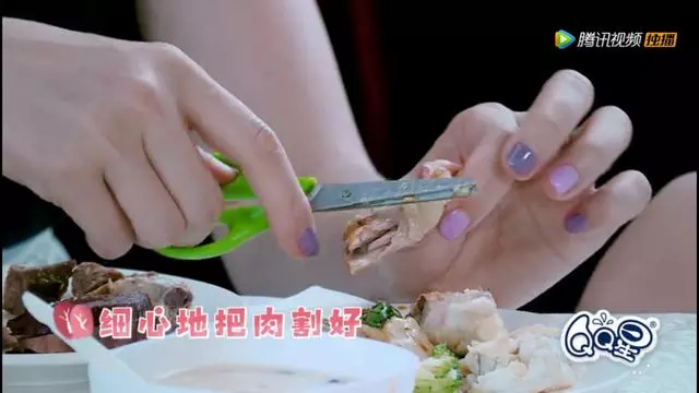 蔡少芬給兩個女兒喂食,不用筷子卻用剪刀,暴露媽媽們背後的心酸