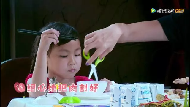蔡少芬給兩個女兒喂食,不用筷子卻用剪刀,暴露媽媽們背後的心酸