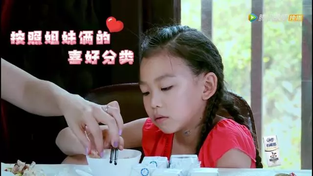 蔡少芬給兩個女兒喂食,不用筷子卻用剪刀,暴露媽媽們背後的心酸