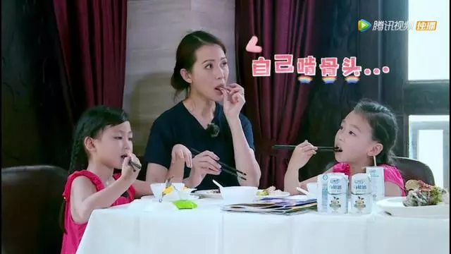 蔡少芬給兩個女兒喂食,不用筷子卻用剪刀,暴露媽媽們背後的心酸