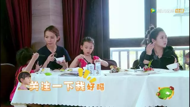 蔡少芬給兩個女兒喂食,不用筷子卻用剪刀,暴露媽媽們背後的心酸