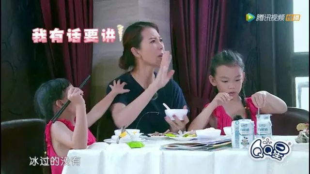 蔡少芬給兩個女兒喂食,不用筷子卻用剪刀,暴露媽媽們背後的心酸