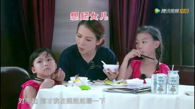 蔡少芬給兩個女兒喂食,不用筷子卻用剪刀,暴露媽媽們背後的心酸