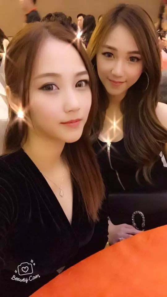 【大馬90後美女雙胞胎!】兩姐妹都『樣靚身材正』隨便一笑就讓人神魂顛倒!線民大呼:媽媽很會生!
