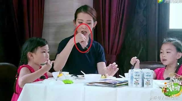 蔡少芬用剪刀優雅吃肉,大女兒張楚兒一閃而過的小動作被批沒教養