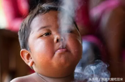 還記得這個抽菸的孩子嗎?2歲時把煙當飯吃,如今模樣大變