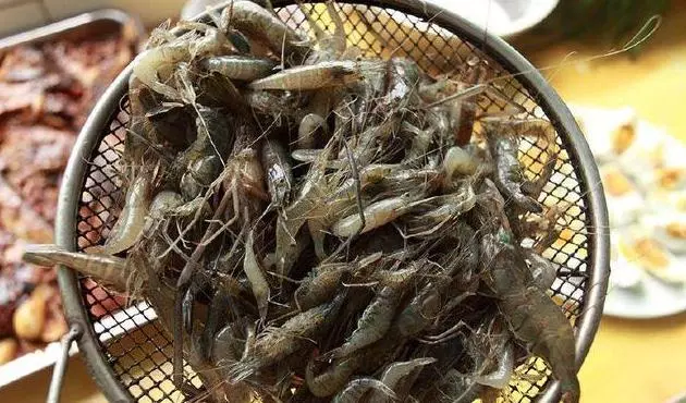 從菜市場買蝦回家後,發現不對勁,打開一看嚇得直接報警!