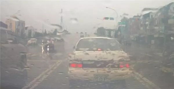 超實用!車內起霧把冷氣打開?原來這是最笨方法!網友只用20秒就讓霧通通不見!一定要學起來!