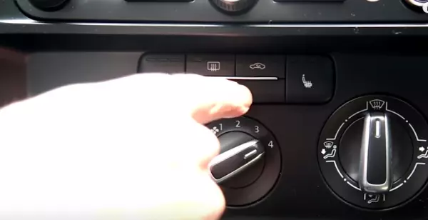 超實用!車內起霧把冷氣打開?原來這是最笨方法!網友只用20秒就讓霧通通不見!一定要學起來!