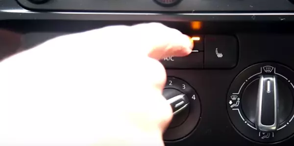 超實用!車內起霧把冷氣打開?原來這是最笨方法!網友只用20秒就讓霧通通不見!一定要學起來!