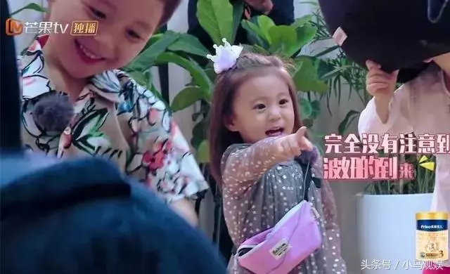 波妞初到超人媽媽聯盟,被咘咘抱緊依然東張西望充滿好奇