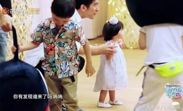 波妞初到超人媽媽聯盟,被咘咘抱緊依然東張西望充滿好奇