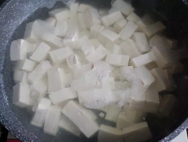 家常紅燒豆腐這樣做,嫩滑入味,幾分鐘完成,大人小孩都愛吃