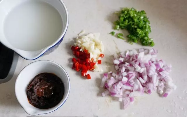 家常紅燒豆腐這樣做,嫩滑入味,幾分鐘完成,大人小孩都愛吃