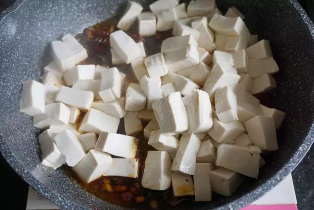 家常紅燒豆腐這樣做,嫩滑入味,幾分鐘完成,大人小孩都愛吃
