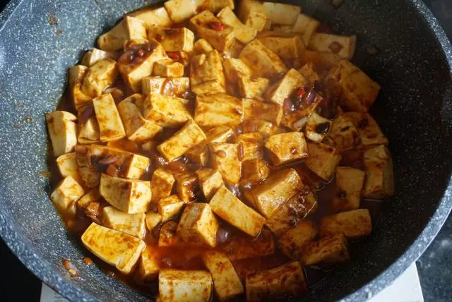 家常紅燒豆腐這樣做,嫩滑入味,幾分鐘完成,大人小孩都愛吃