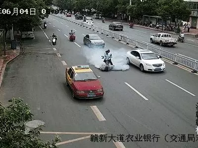 太嚇人了,飛馳的「電驢」騎著騎著就炸了!騎電動車必知這六點