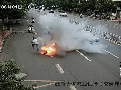 太嚇人了,飛馳的「電驢」騎著騎著就炸了!騎電動車必知這六點