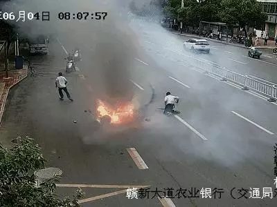太嚇人了,飛馳的「電驢」騎著騎著就炸了!騎電動車必知這六點