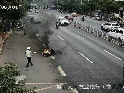 太嚇人了,飛馳的「電驢」騎著騎著就炸了!騎電動車必知這六點