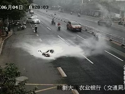 太嚇人了,飛馳的「電驢」騎著騎著就炸了!騎電動車必知這六點