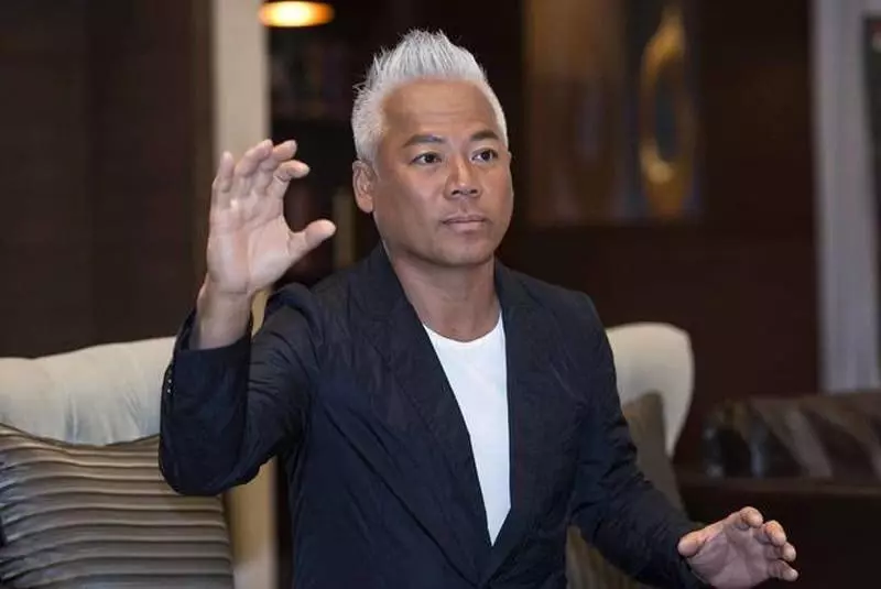 30歲就滿頭白髮,15年來漂亮妻子不離不棄,如今兩個女兒長成這樣