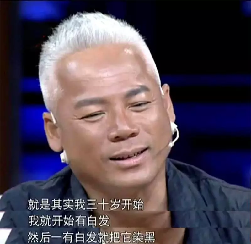 30歲就滿頭白髮,15年來漂亮妻子不離不棄,如今兩個女兒長成這樣