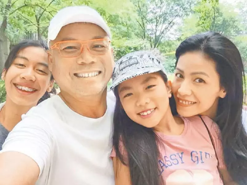 30歲就滿頭白髮,15年來漂亮妻子不離不棄,如今兩個女兒長成這樣