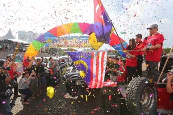 76天橫跨歐亞22國 四驅車之旅揮旗 喜見彩虹瑞兆