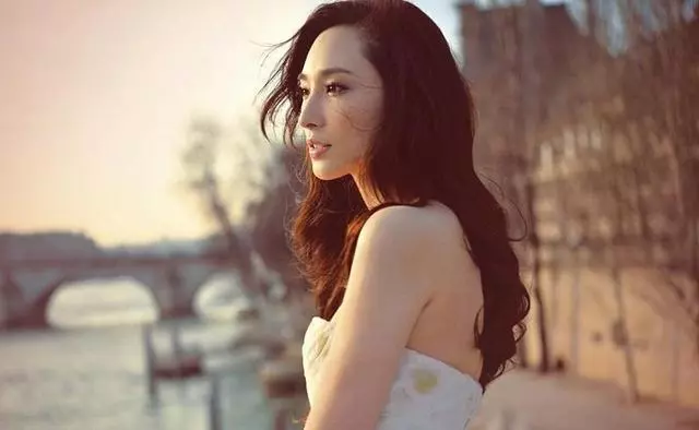 給富豪生了3個孩子獎了40億,如今小小舉動看出她的真實感受!