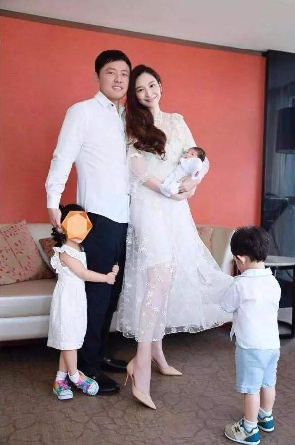 給富豪生了3個孩子獎了40億,如今小小舉動看出她的真實感受!