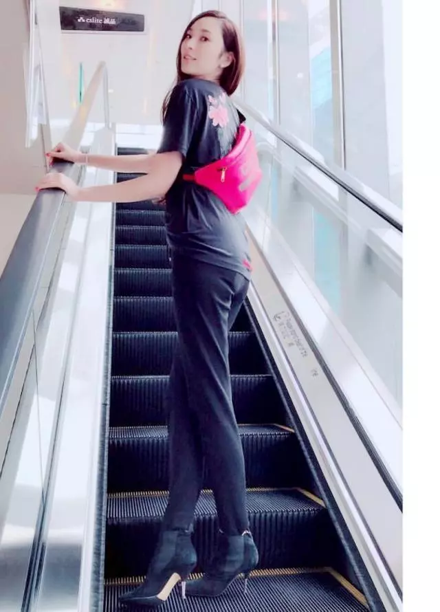 給富豪生了3個孩子獎了40億,如今小小舉動看出她的真實感受!
