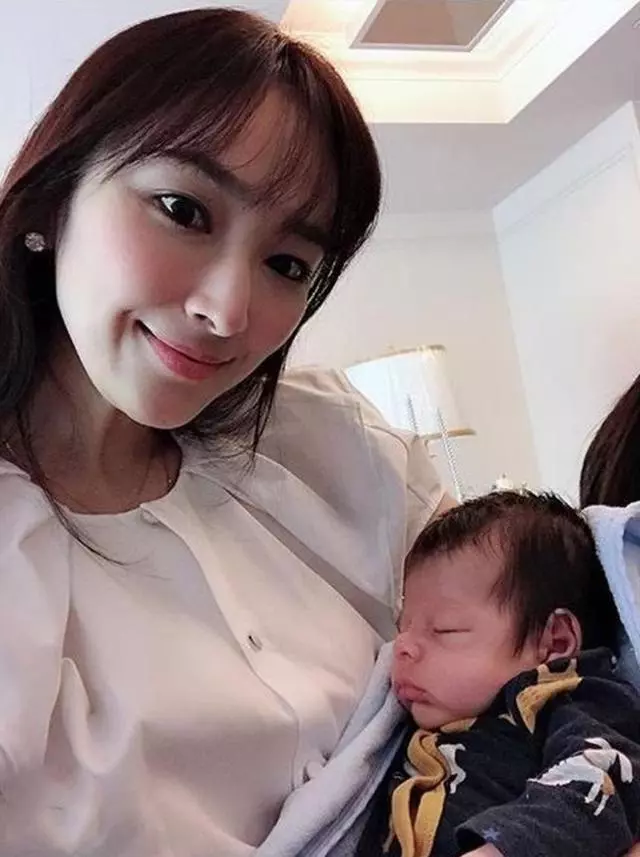 給富豪生了3個孩子獎了40億,如今小小舉動看出她的真實感受!