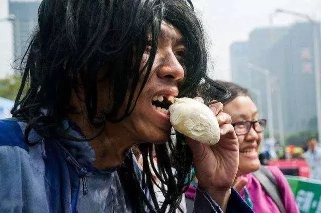 女孩上學路上總是遇到一個乞丐,給他饅頭一給就是五年,結婚時見到的人讓她紅了眼眶!