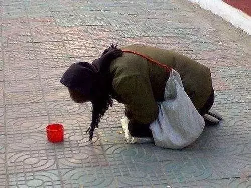 女孩上學路上總是遇到一個乞丐,給他饅頭一給就是五年,結婚時見到的人讓她紅了眼眶!