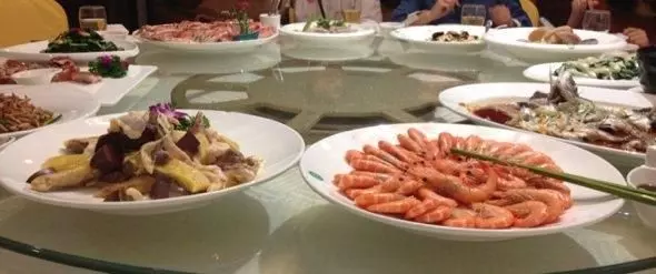 同學聚會打包剩菜被同學瞧不起,離開飯店後的一幕,同學們後悔不已