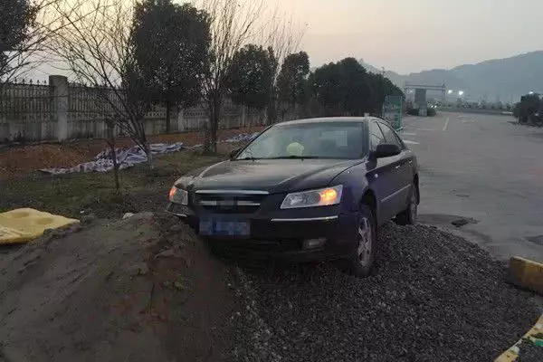 車子高速行駛中,剎車突然失靈,記住這3步可以救一命