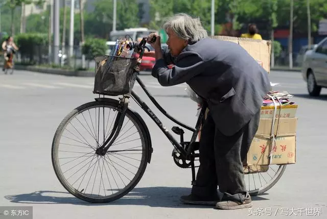 老人每天都是空手出門,撿200元才回,鄰居偷偷跟去,看見一幕傻了