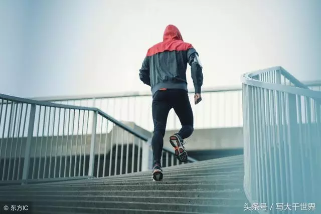 老人每天都是空手出門,撿200元才回,鄰居偷偷跟去,看見一幕傻了