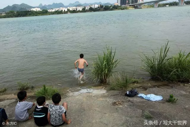 老人每天都是空手出門,撿200元才回,鄰居偷偷跟去,看見一幕傻了