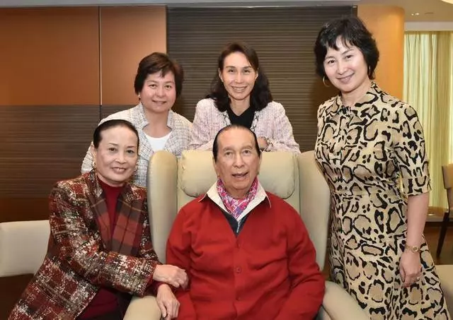 一夫多妻的明星,他三個老婆如親姐妹,他把原配逼到出家為尼!