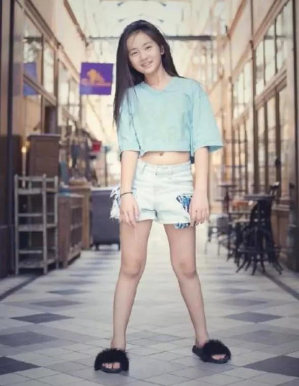 黃磊女兒多多又惹爭議,全英文介紹自己設計的禮服卻遭網友們吐槽