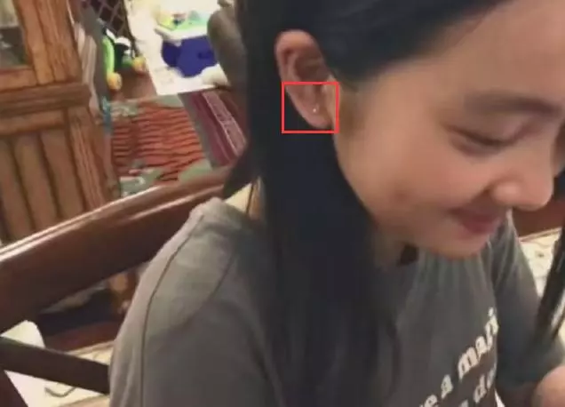黃磊女兒多多又惹爭議,全英文介紹自己設計的禮服卻遭網友們吐槽