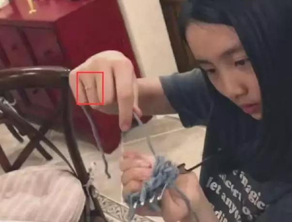 黃磊女兒多多又惹爭議,全英文介紹自己設計的禮服卻遭網友們吐槽