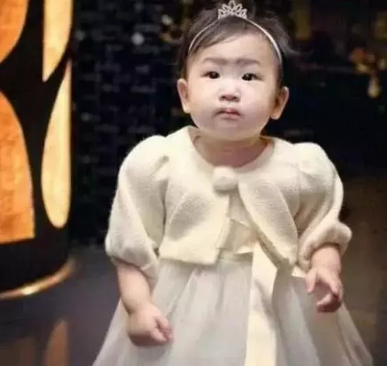 金喜善閨女曝光,面對這樣的現實,網友直呼:太漂亮了