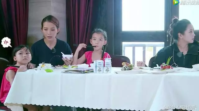 蔡少芬小女兒被冷落髮脾氣,蔡少芬撒嬌道歉,大女兒反應讓人意外