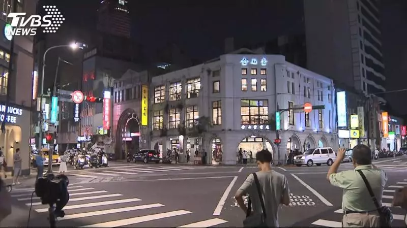 34年金石堂城中店熄燈! 書迷不捨拍照留念